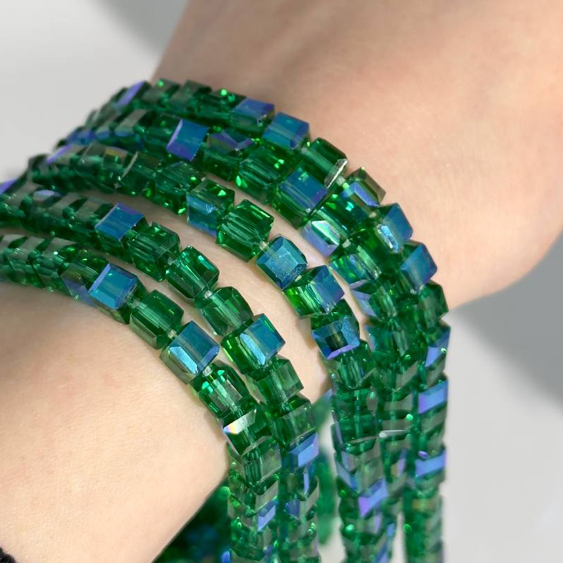 Бусины стеклянные форма кубик размер 6*5мм цвет зеленый (хамелеон)
